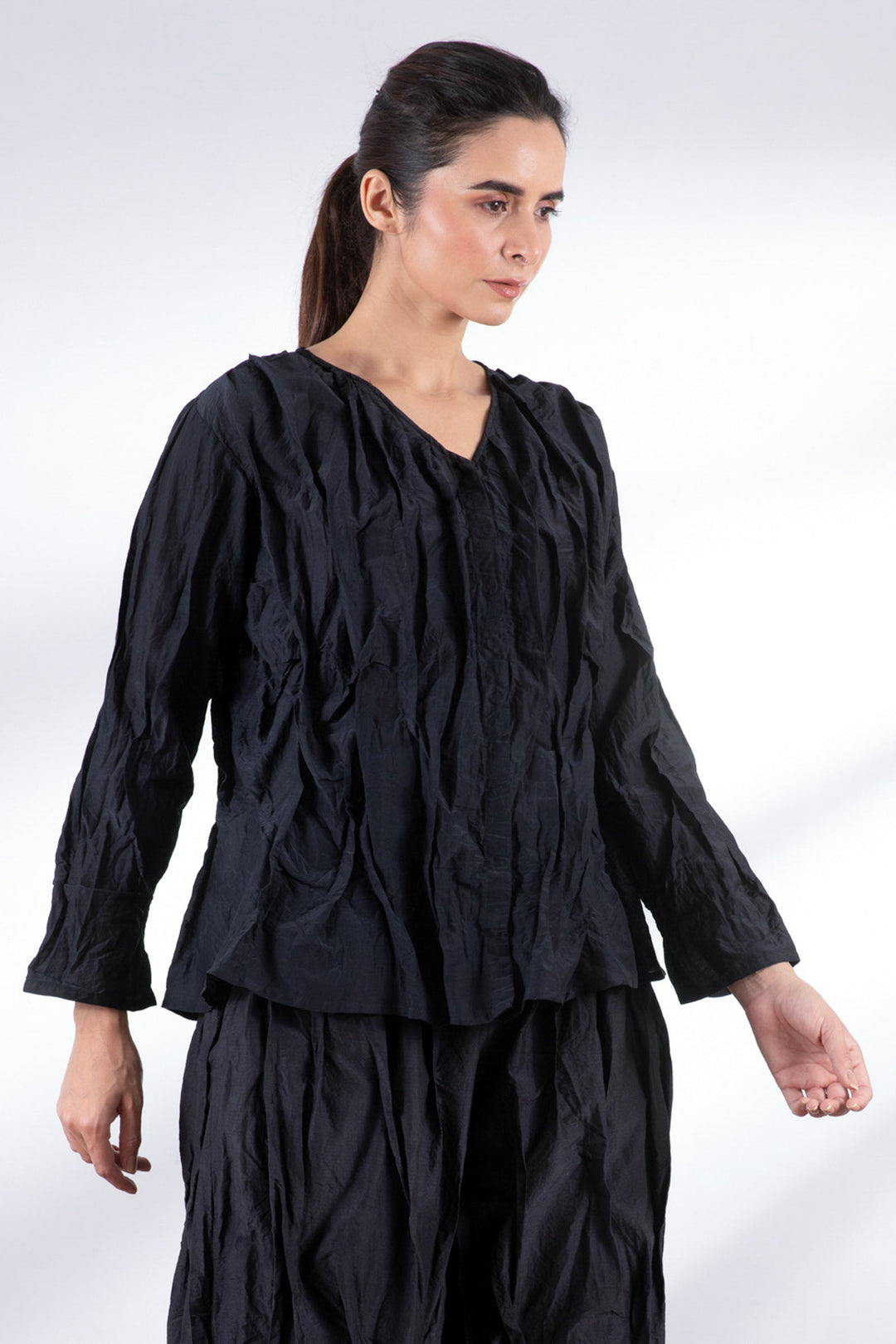 DYED COTTON SILK VOILE WAVY V-NECK TUCKED BLOUSE - dc1542-blk -